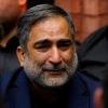 آستین به دهن گریه می‌کند