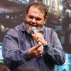 کج است گردنشان پیش او