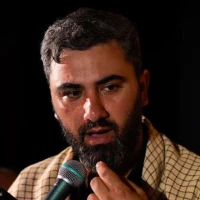 وقت است که از چهره‌ی خود پرده گشایی
